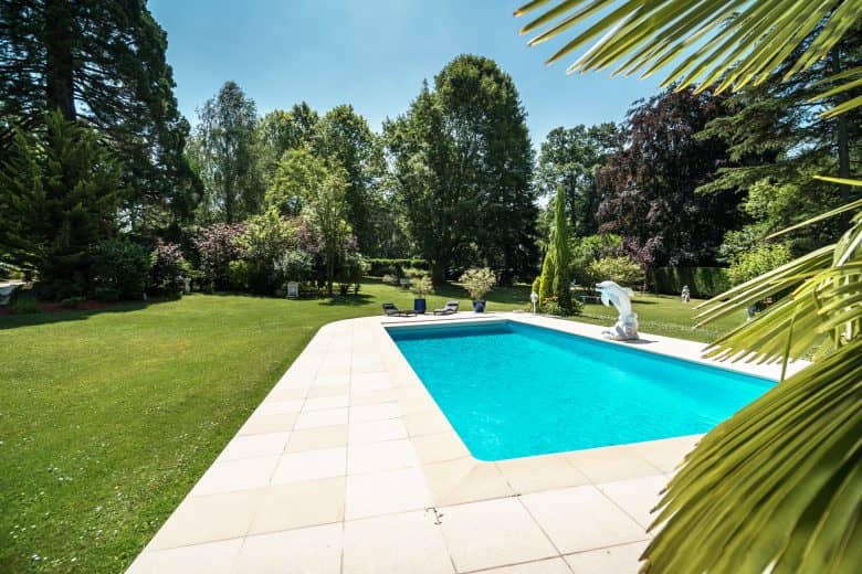 Photos du bien : Hameau de Jouars-Pontchartrain – Belle propriété sur un parc d’environ 9000 m2 avec piscine.