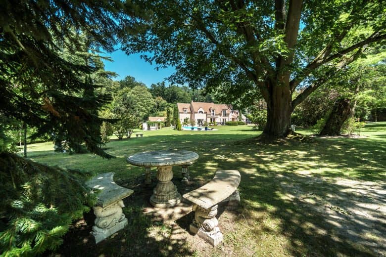 Photos du bien : Hameau de Jouars-Pontchartrain – Belle propriété sur un parc d’environ 9000 m2 avec piscine.