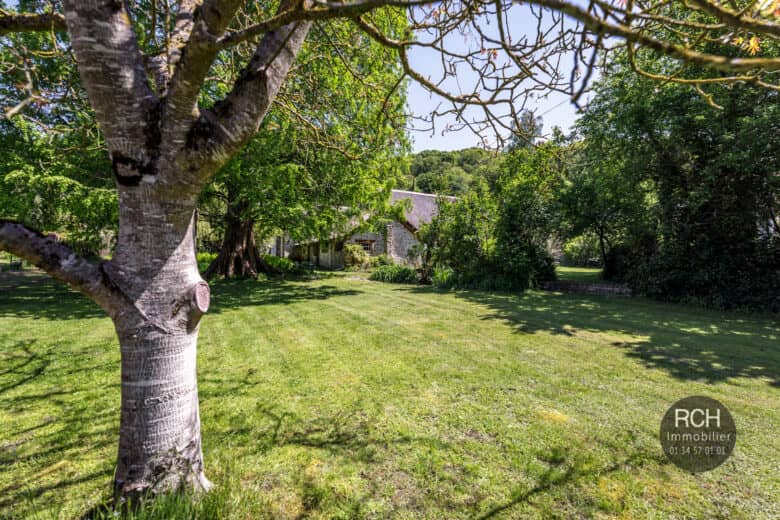 Photos du bien : Jouars-Pontchartrain – Charmante chaumière sur superbe terrain arboré