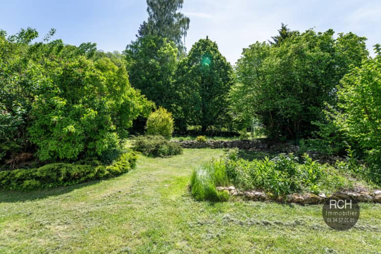 Photos du bien : Jouars-Pontchartrain – Charmante chaumière sur superbe terrain arboré