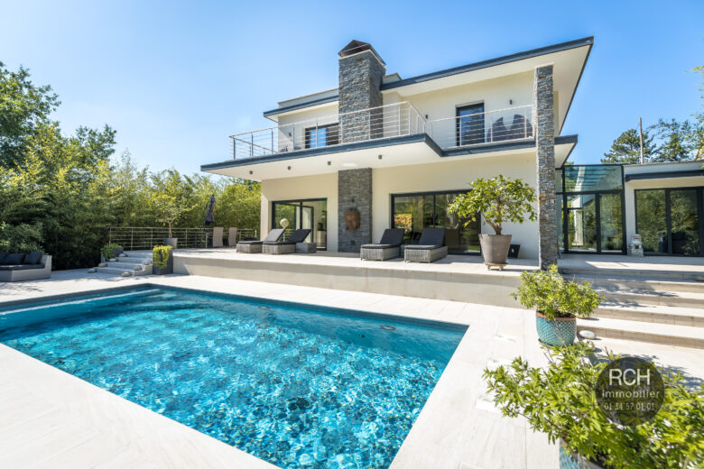 Photos du bien : Saint-Remy-L’Honoré – Superbe maison d’architecte avec piscine