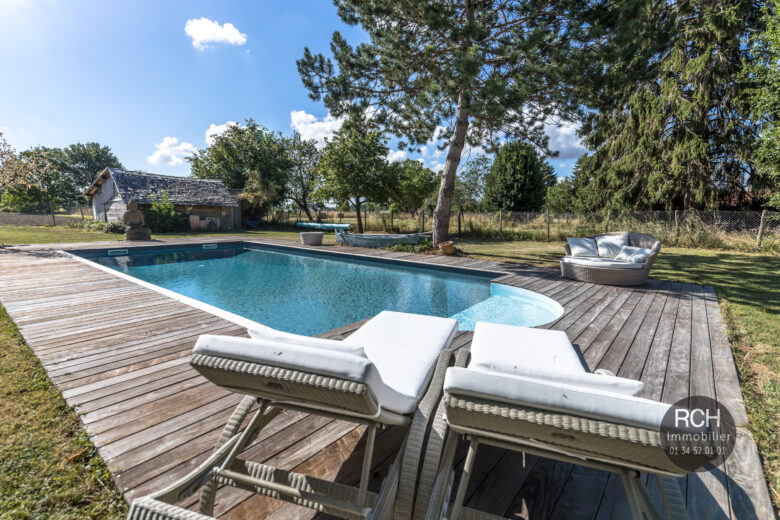Photos du bien : Villiers-le-Mahieu – Belle maison ancienne avec piscine