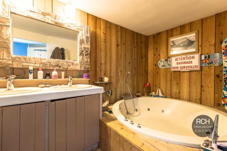 Photos du bien : Villiers-le-Mahieu – Belle maison ancienne avec piscine