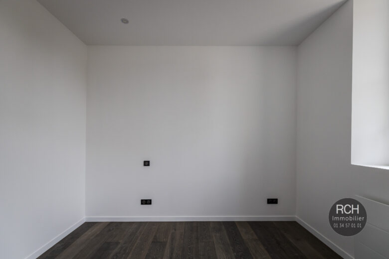Photos du bien : Exclusivité – Galluis – Charmant appartement entièrement restaurée avec jardin