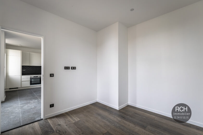 Photos du bien : Exclusivité – Galluis – Charmant appartement entièrement restaurée avec jardin