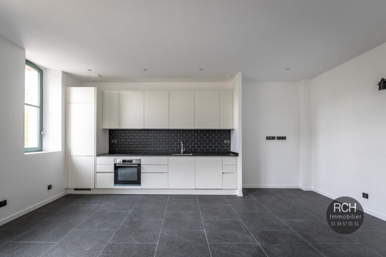 Photos du bien : Exclusivité – Galluis – Charmant appartement entièrement restaurée avec jardin