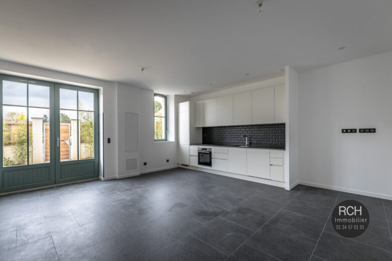 Photos du bien : Exclusivité – Galluis – Charmant appartement entièrement restaurée avec jardin