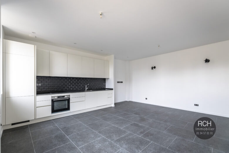 Photos du bien : Exclusivité – Galluis – Charmant appartement entièrement restaurée avec jardin
