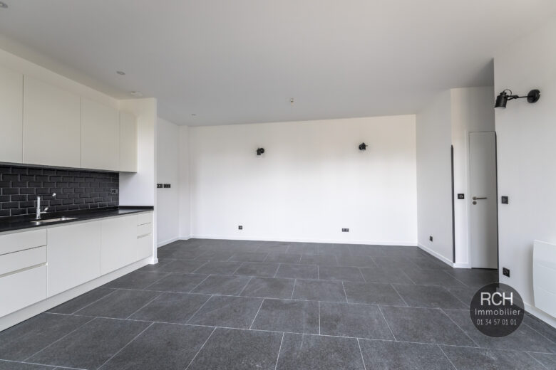 Photos du bien : Exclusivité – Galluis – Charmant appartement entièrement restaurée avec jardin