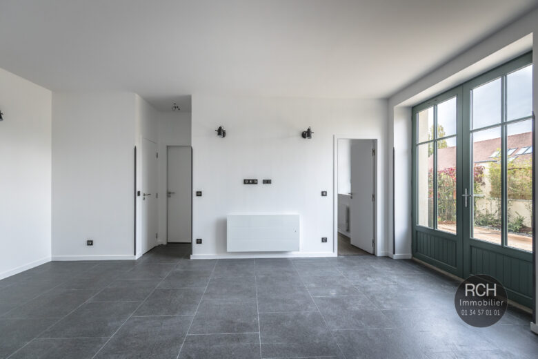 Photos du bien : Exclusivité – Galluis – Charmant appartement entièrement restaurée avec jardin