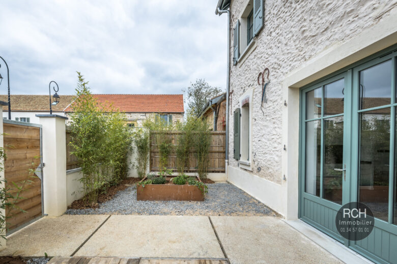 Photos du bien : Exclusivité – Galluis – Charmant appartement entièrement restaurée avec jardin