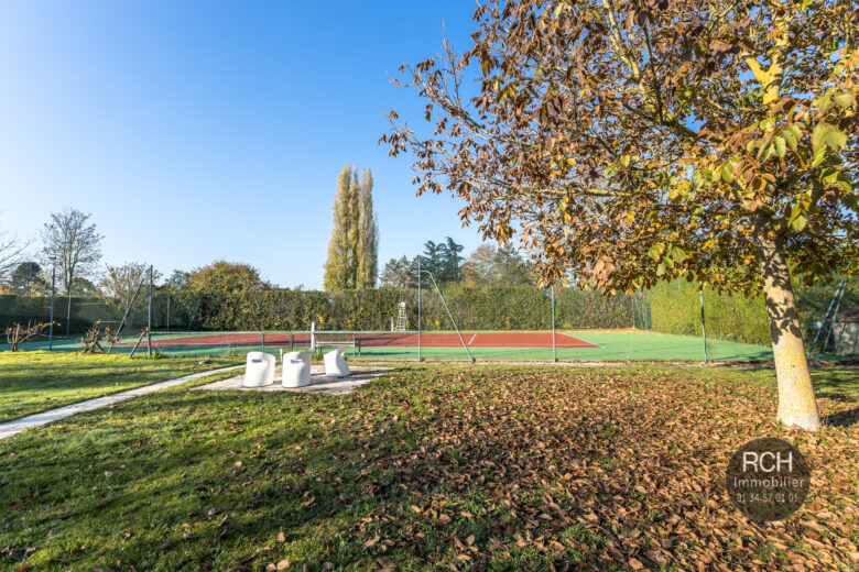 Photos du bien : Condé-sur-Vesgre – Charmante propriété ancienne avec dépendance, tennis et piscine