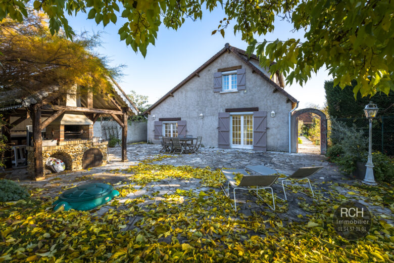 Photos du bien : Condé-sur-Vesgre – Charmante propriété ancienne avec dépendance, tennis et piscine