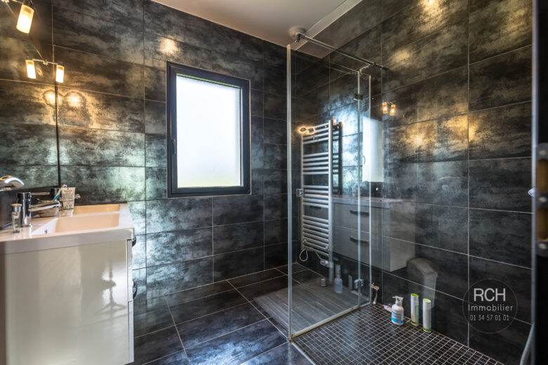 Photos du bien : Exclusivité – Bourdonné – Jolie maison contemporaine de 2013 avec piscine
