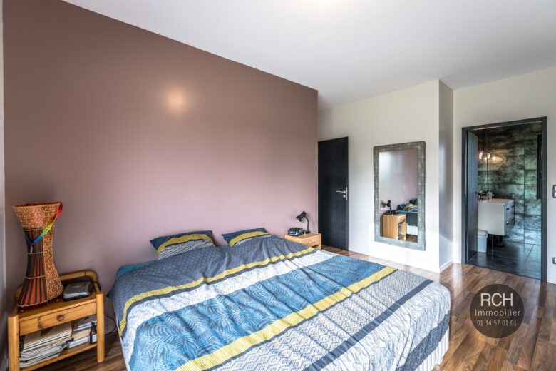 Photos du bien : Exclusivité – Bourdonné – Jolie maison contemporaine de 2013 avec piscine