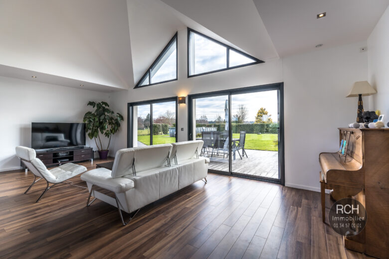 Photos du bien : Exclusivité – Bourdonné – Jolie maison contemporaine de 2013 avec piscine