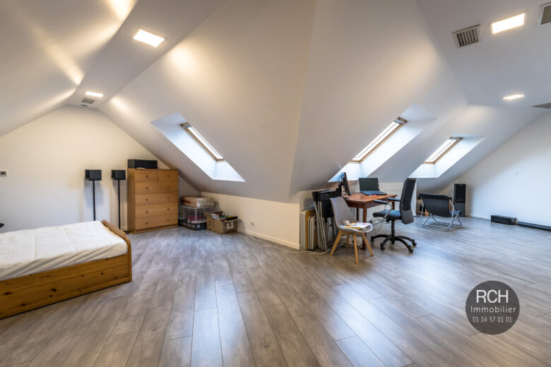 Photos du bien : Exclusivité – Bourdonné – Jolie maison contemporaine de 2013 avec piscine