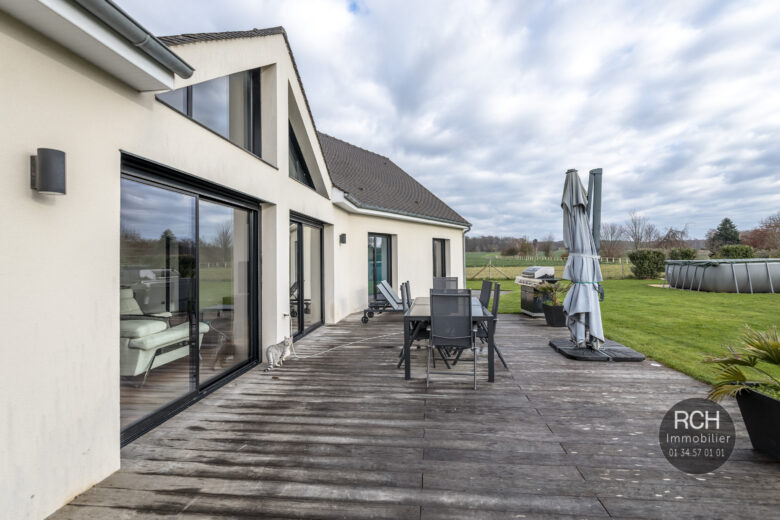 Photos du bien : Exclusivité – Bourdonné – Jolie maison contemporaine de 2013 avec piscine