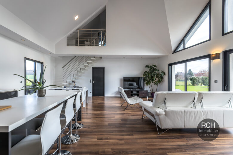 Photos du bien : Exclusivité – Bourdonné – Jolie maison contemporaine de 2013 avec piscine