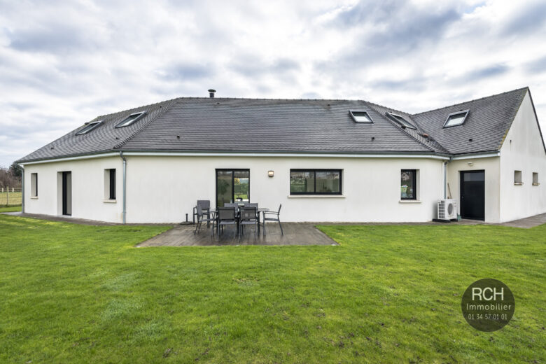 Photos du bien : Exclusivité – Bourdonné – Jolie maison contemporaine de 2013 avec piscine