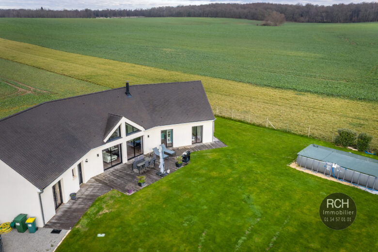 Photos du bien : Exclusivité – Bourdonné – Jolie maison contemporaine de 2013 avec piscine