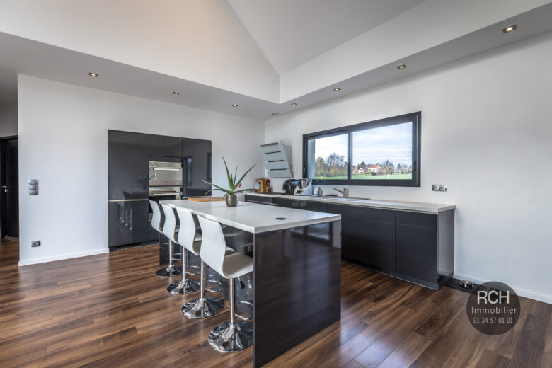 Photos du bien : Exclusivité – Bourdonné – Jolie maison contemporaine de 2013 avec piscine