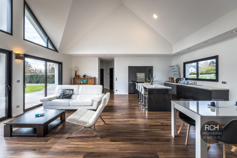 Photos du bien : Exclusivité – Bourdonné – Jolie maison contemporaine de 2013 avec piscine