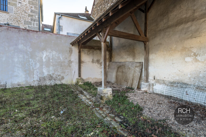 Photos du bien : Exclusivité – Montfort l’Amaury – Bâtiment à rénover en plein coeur de Montfort l’Amaury