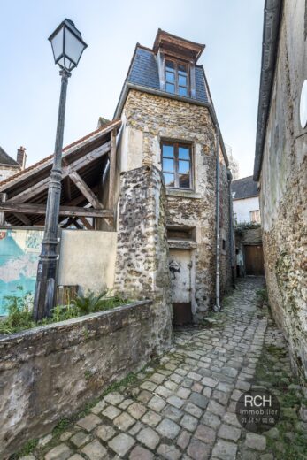 Photos du bien : Exclusivité – Montfort l’Amaury – Bâtiment à rénover en plein coeur de Montfort l’Amaury