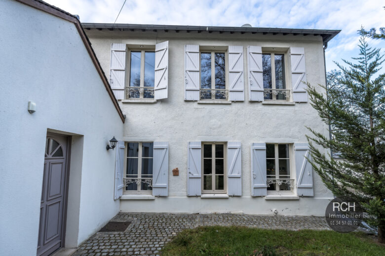 Photos du bien : Exclusivité – Les Mesnuls – Maison ancienne parfaitement restaurée avec des matériaux de qualité