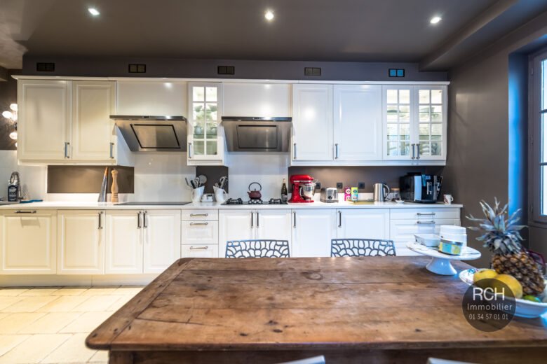 Photos du bien : Exclusivité – Les Mesnuls – Maison ancienne parfaitement restaurée avec des matériaux de qualité