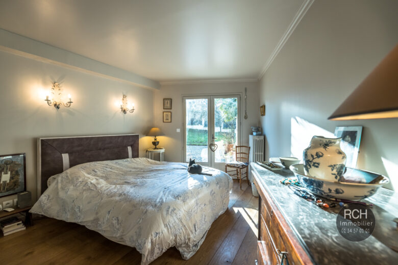 Photos du bien : Exclusivité – Les Mesnuls – Maison ancienne parfaitement restaurée avec des matériaux de qualité