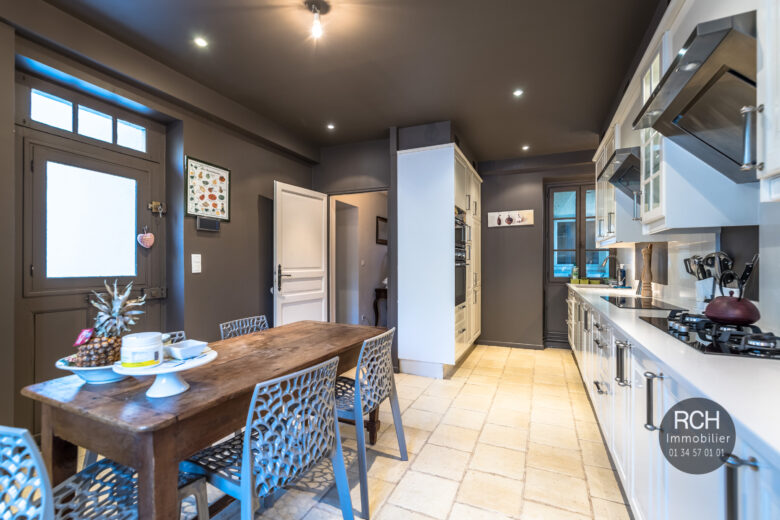 Photos du bien : Exclusivité – Les Mesnuls – Maison ancienne parfaitement restaurée avec des matériaux de qualité