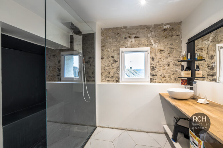 Photos du bien : Exclusivité – Montchauvet – Charmante maison ancienne entièrement restaurée avec goût