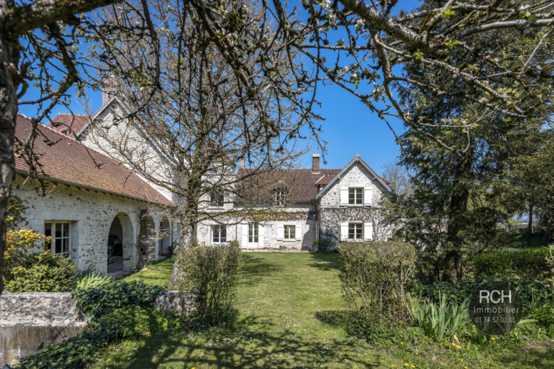 Photos du bien : Saint-Lubin de la Haye – Ancien prieuré du XVè siècle sur un joli parc