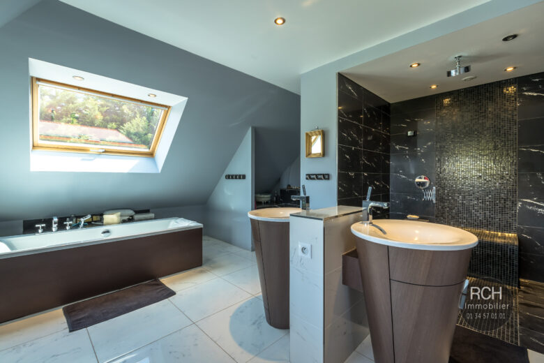 Photos du bien : Galluis – 3 minutes de Montfort – Magnifique propriété contemporaine avec piscine