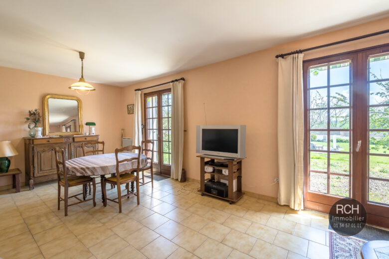 Photos du bien : Exclusivité – Maulette – Jolie maison sur un terrain arboré