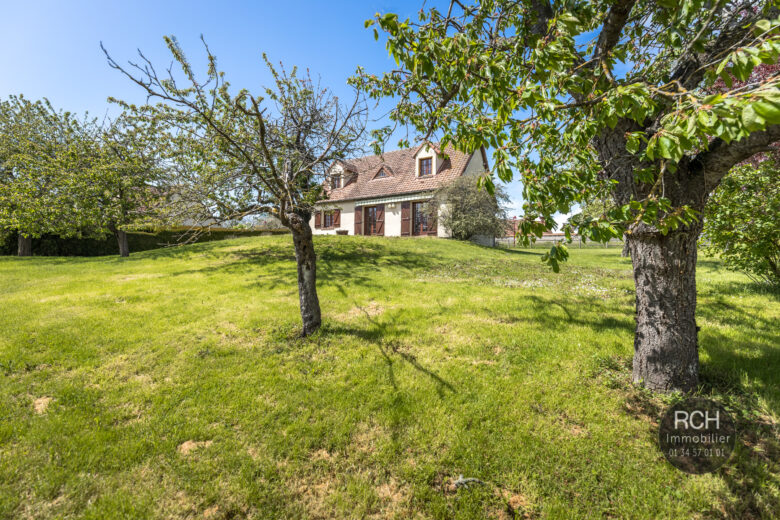 Photos du bien : Exclusivité – Maulette – Jolie maison sur un terrain arboré