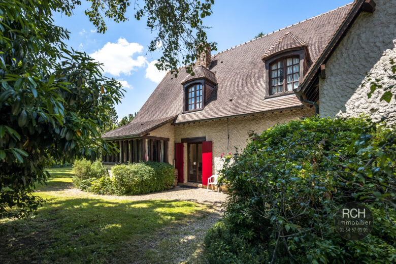 Photos du bien : Courgent – Maison traditionnelle avec piscine dans un bel environnement