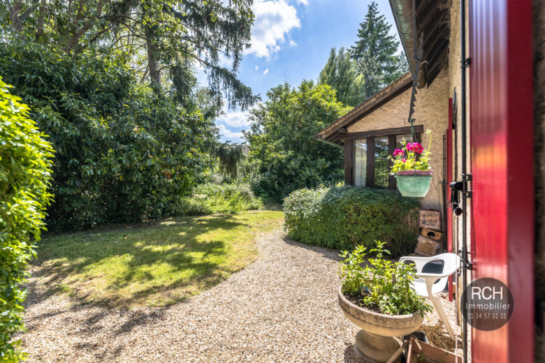 Photos du bien : Courgent – Maison traditionnelle avec piscine dans un bel environnement