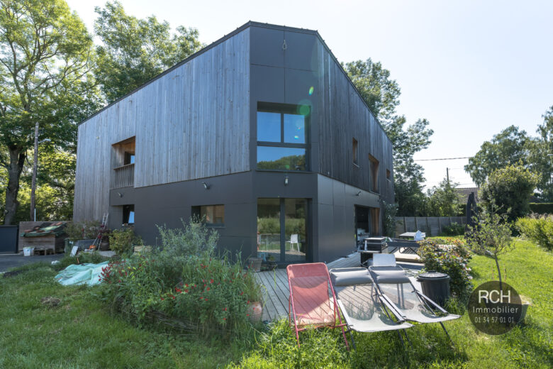 Photos du bien : Crespières – Dans un magnifique environnement très belle maison passive atypique