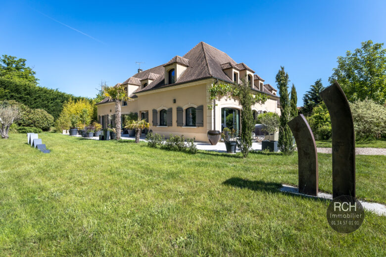 Photos du bien : Exclusivité – Gambaiseuil – Très belle propriété parfaitement rénovée sur un parc boisé de 22 000 m2