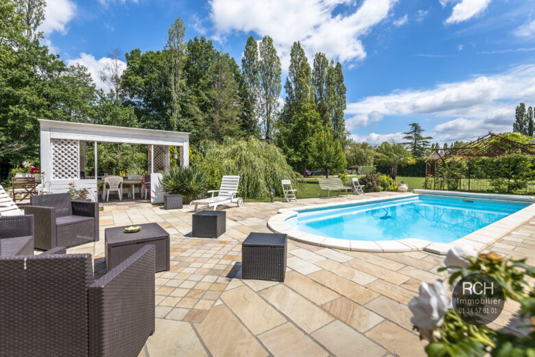Photos du bien : Exclusivité – Les Essarts-le-Roi « lieu dit Saint Hubert » – Magnifique chaumière avec piscine dans un superbe environnement