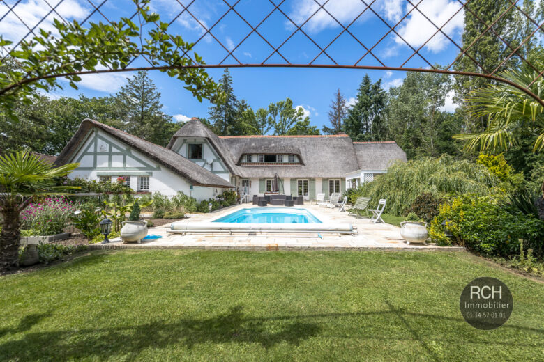 Photos du bien : Exclusivité – Les Essarts-le-Roi « lieu dit Saint Hubert » – Magnifique chaumière avec piscine dans un superbe environnement