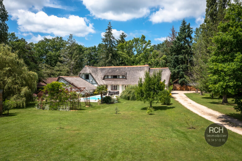 Photos du bien : Exclusivité – Les Essarts-le-Roi « lieu dit Saint Hubert » – Magnifique chaumière avec piscine dans un superbe environnement