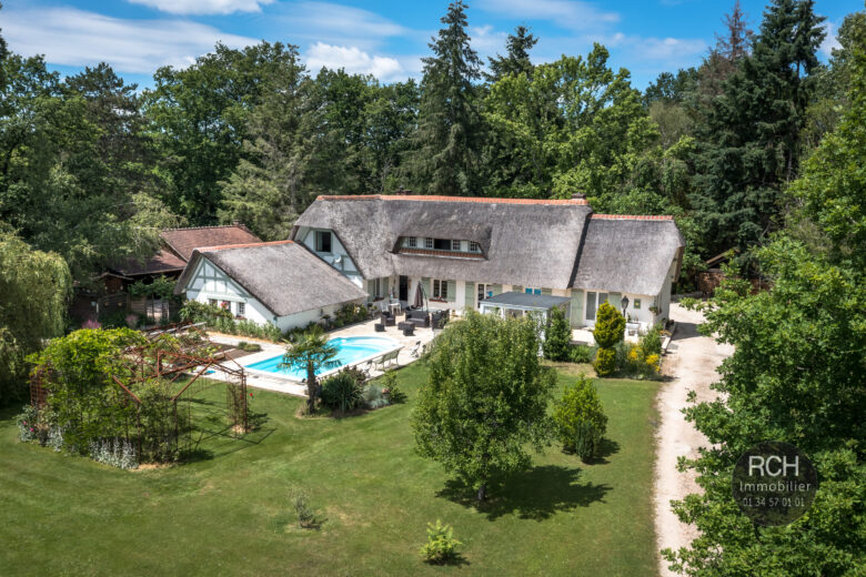 Photos du bien : Exclusivité – Les Essarts-le-Roi « lieu dit Saint Hubert » – Magnifique chaumière avec piscine dans un superbe environnement