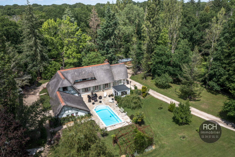 Photos du bien : Les Essarts-le-Roi « lieu dit Saint-Hubert » – Magnifique chaumière avec piscine dans un superbe environnement