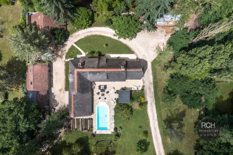 Photos du bien : Les Essarts-le-Roi « lieu dit Saint-Hubert » – Magnifique chaumière avec piscine dans un superbe environnement