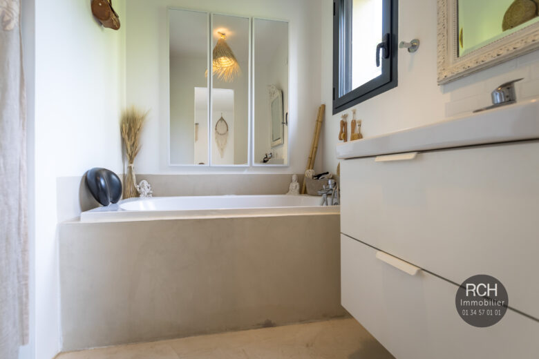 Photos du bien : Mareil-Le-Guyon – Très jolie maison contemporaine de 2017 avec vue dégagée