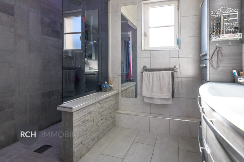Photos du bien : Exclusivité – Charpont – Maison familiale avec piscine couverte